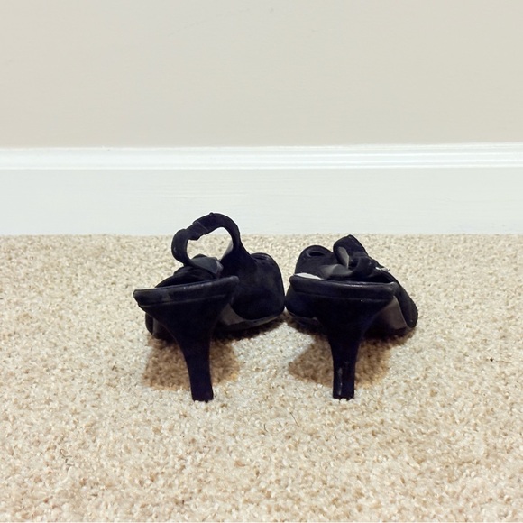 Black Heels with Pointed Toe and Sleek Design - Picture 8 of 8